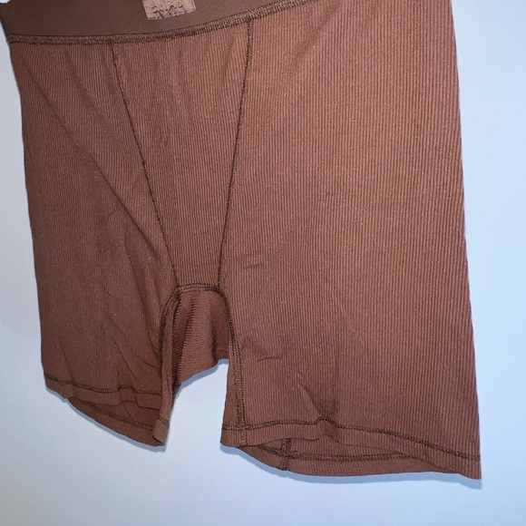 Skims Brown Ribbed Biker lounge Shorts - Picture 7 of 11